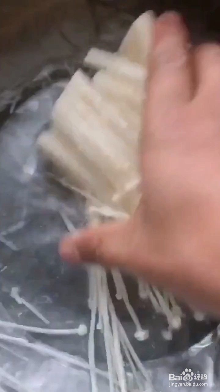 如何自制美味好吃的香辣培根金针菇