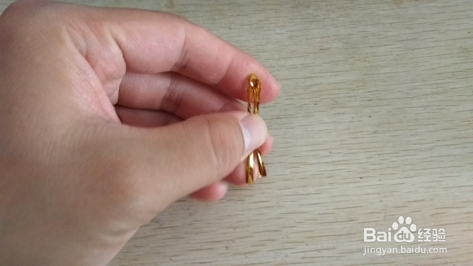 如何用一个面包袋绑绳做简易的手机的支架