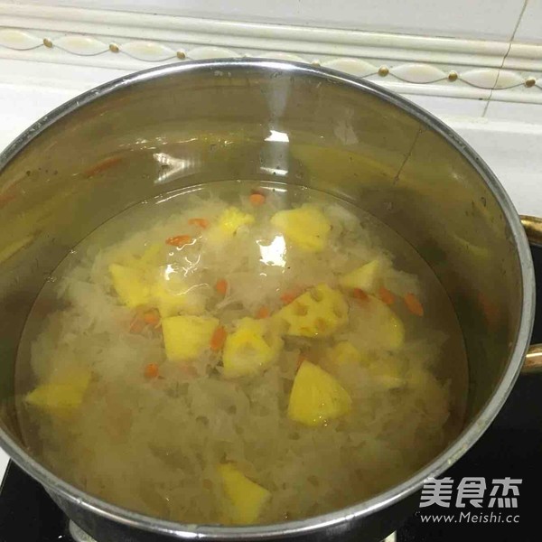 菠萝银耳汤的做法