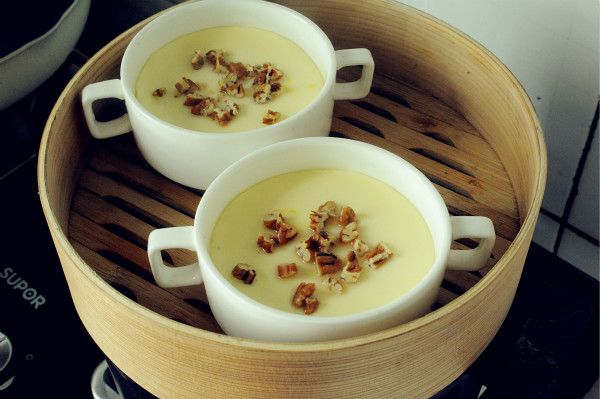 牛奶碧根果蛋羹