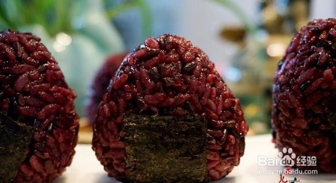 简单做有胃口的紫米肉松饭团