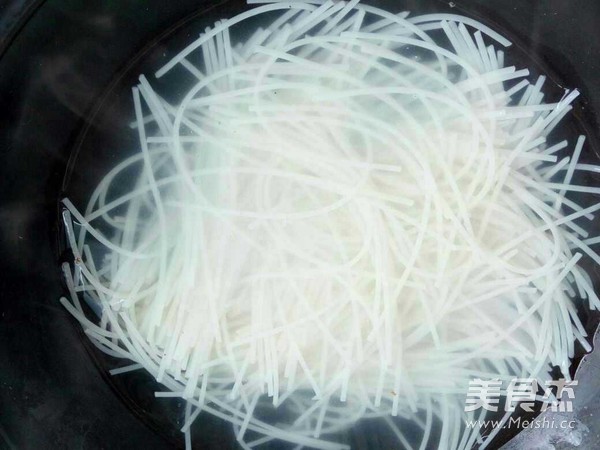 酱香肉丝炒米粉