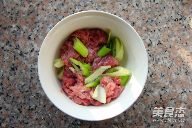 芹菜肉丝的做法