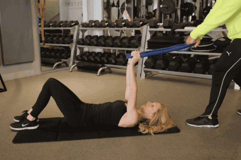 如何训练美胸 8式瑜伽动作让你拥有完美胸型