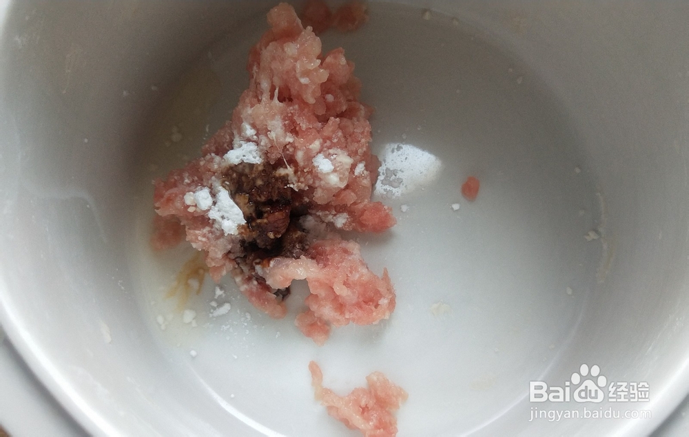 温水蛋液，制作鲜美嫩滑的肉末蛋羹