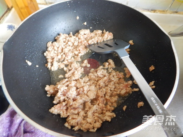 沙茶莴笋肉末凉拌米线