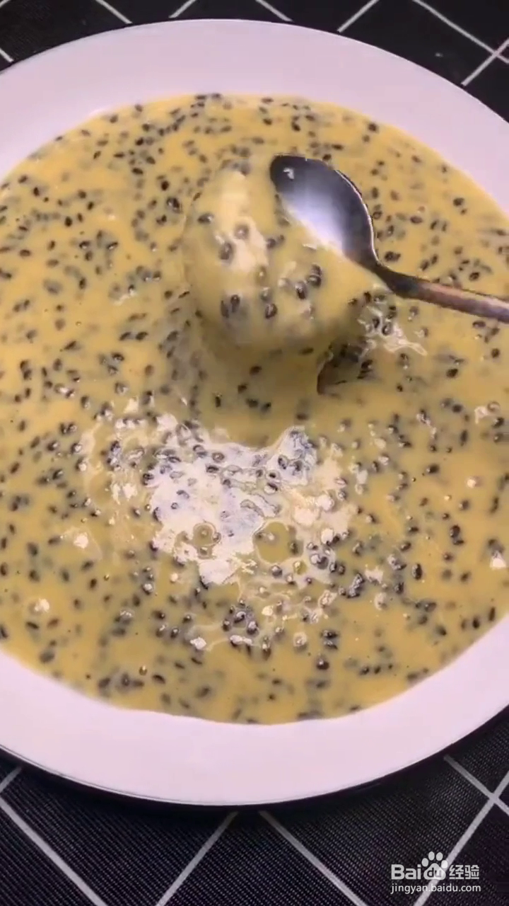 如何制作好吃的芝麻蛋黄小饼?