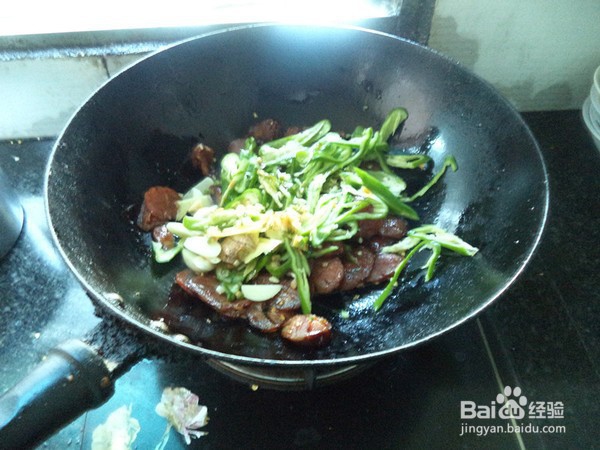 蒜片青椒香肠的步骤