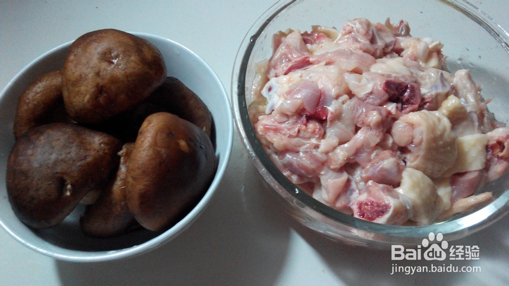 蘑菇小鸡块的做法。