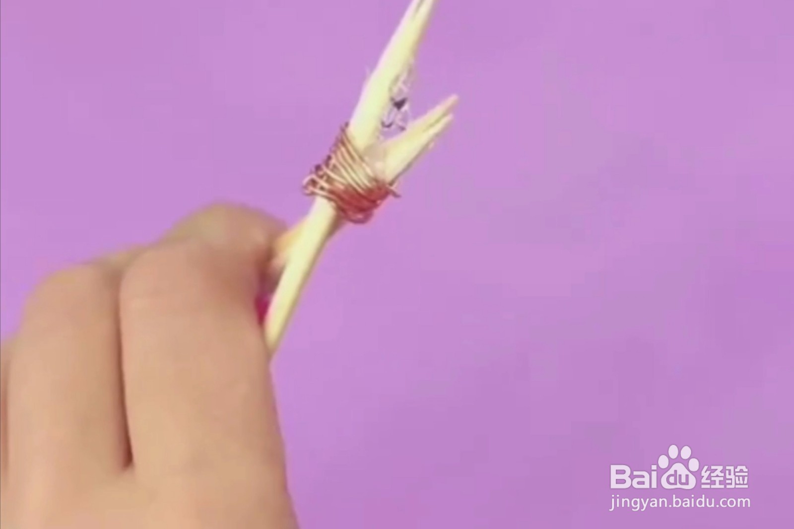 如何用吃剩的雪糕棍给芭比娃娃做个秋千？