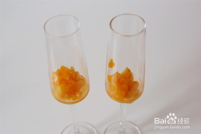 黄桃苏打饮的做法