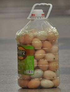 怎么样把鸡蛋放在瓶子里