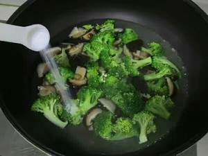 西兰花炒虾仁的做法