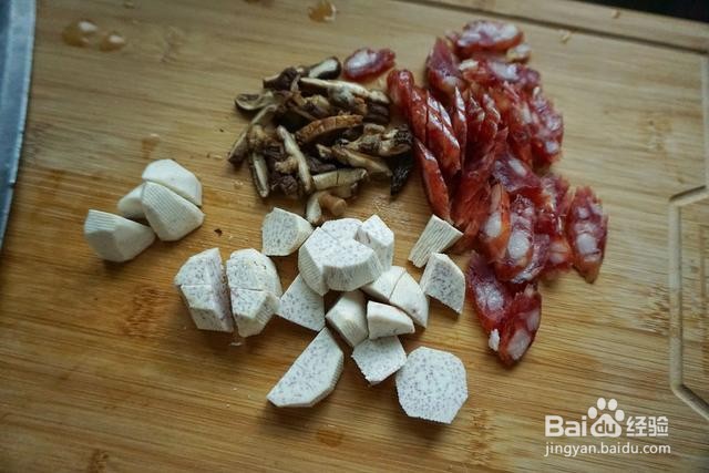 家庭自制蒸的腊味煲仔饭