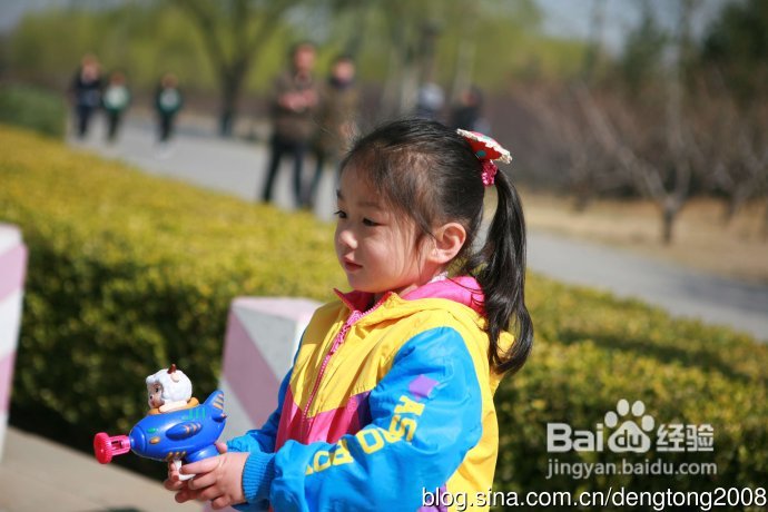 朝阳公园寻春的小孩