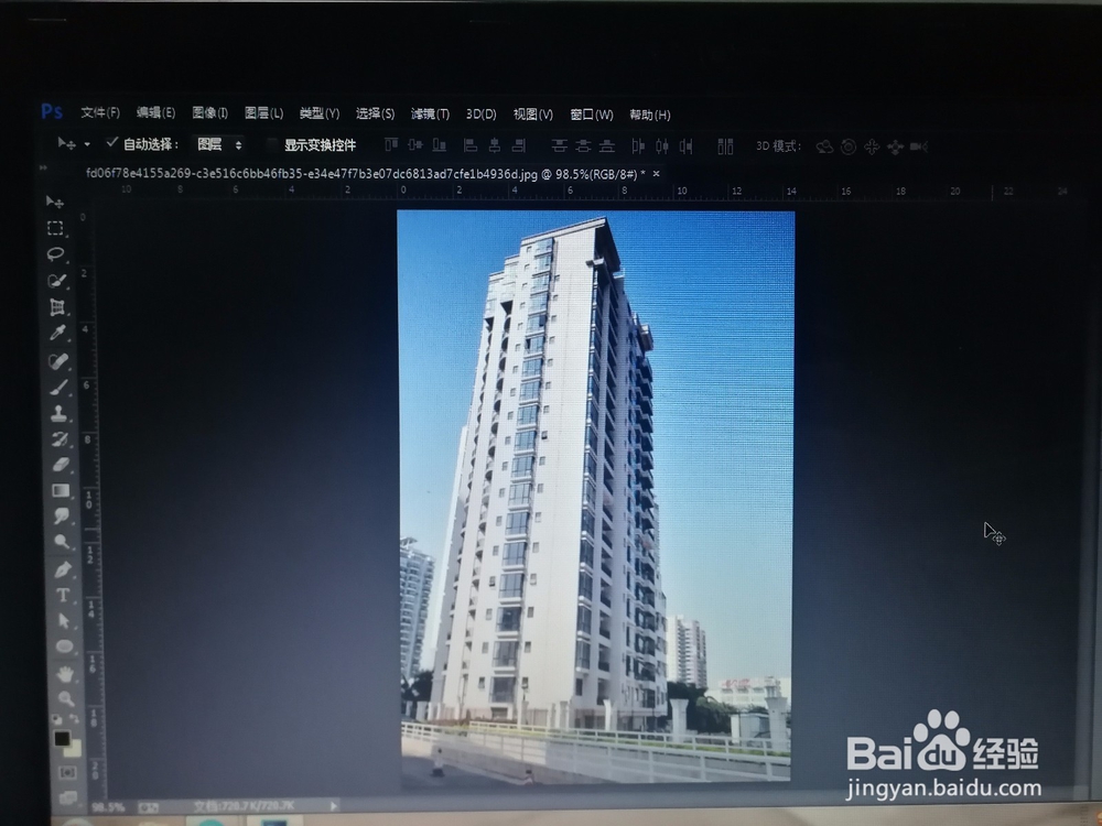 怎么使用ps处理照片中倾斜的建筑物