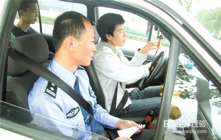 考驾照：驾车新手应掌握的技巧