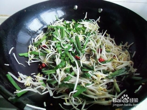 韭菜绿豆芽炒鸡蛋的做法