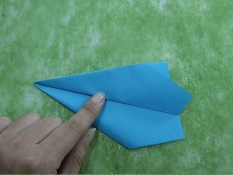 怎样制作能飞的稍微远点的纸飞机