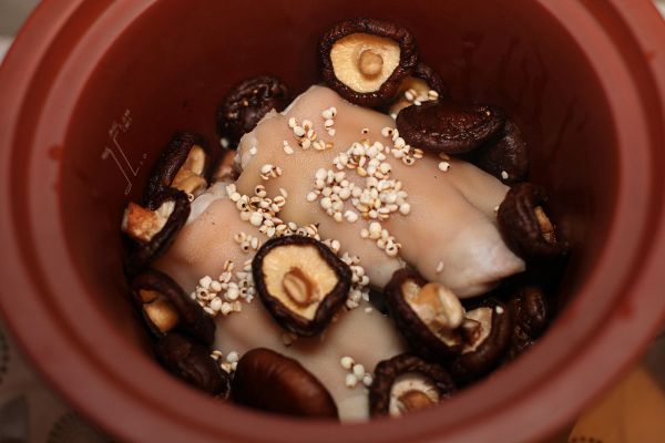 薏米香菇炖蹄美容汤