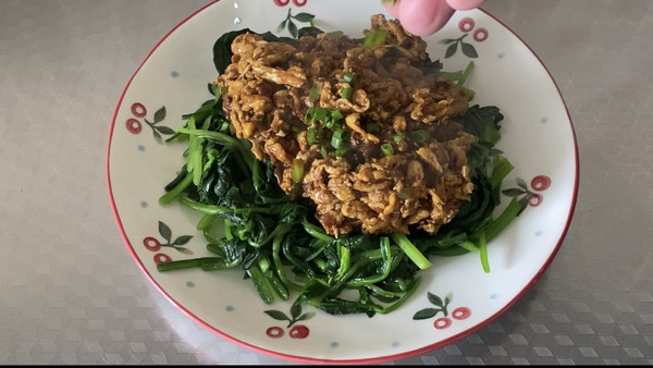 酱香鸡蛋拌菠菜