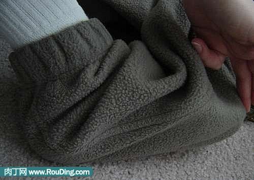 怎样用旧衣服改造DIY小熊袜子拖鞋？