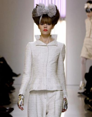 香奈儿高定秀蝴蝶结浪漫发型