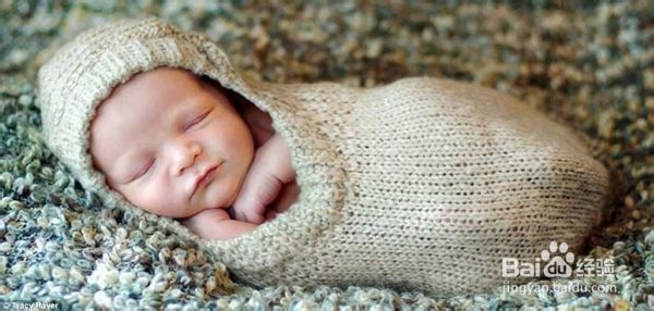 新生宝宝应该绑着手脚睡觉吗?