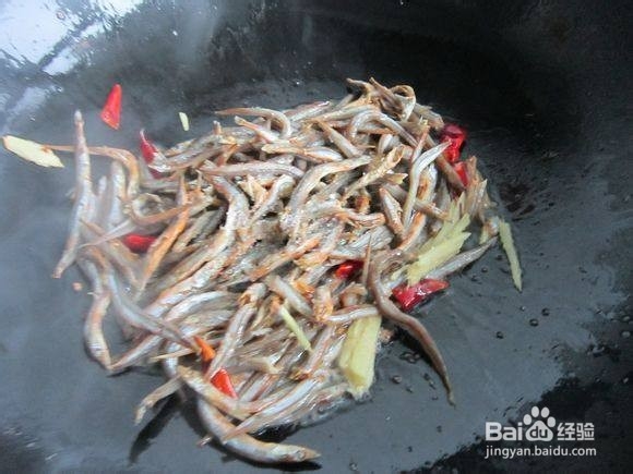 毛芹炒小青鱼的做法