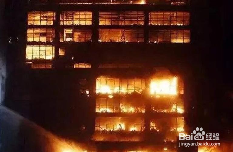 酒店发生火灾，客服部应该采取什么行动？