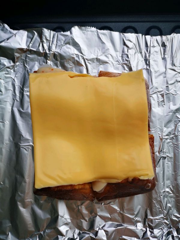 厚土司烤香肠芝士