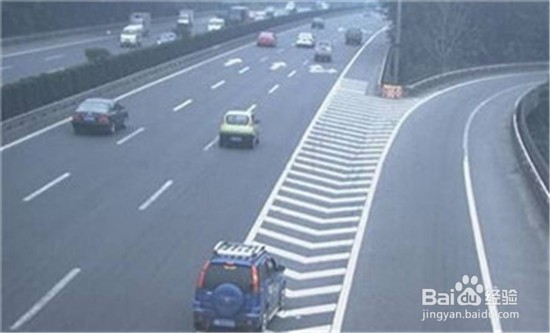 安徽高速多车追尾，高速公路怎么防止追尾事故