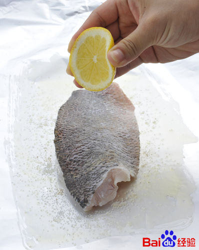 用简单的方法留住鲈鱼的鲜美之锡纸包鲈鱼