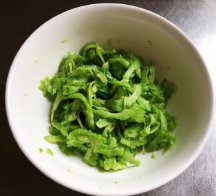 教你做剁椒拌苦瓜