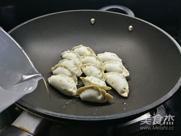 笋干煎饺的做法