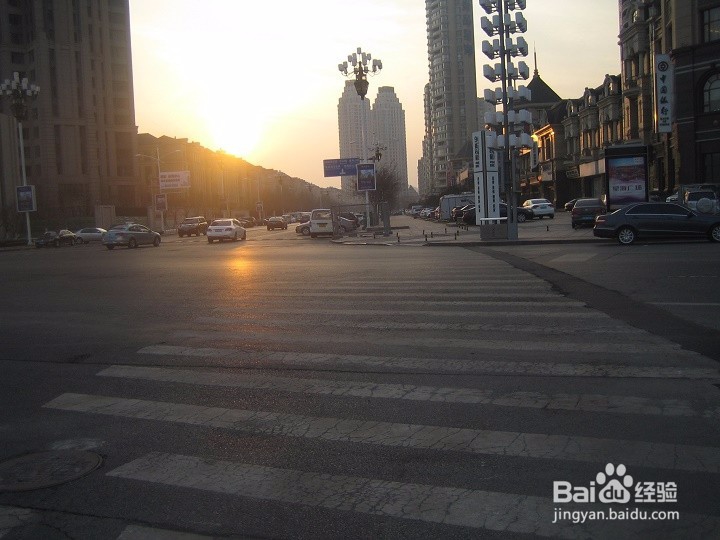 老年人怎样拍雾霾驱散下夕阳下行驶车辆的画面