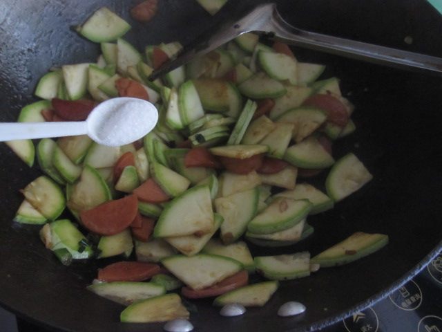 美味的火腿肠炒西葫芦的做法，你还不心动吗？