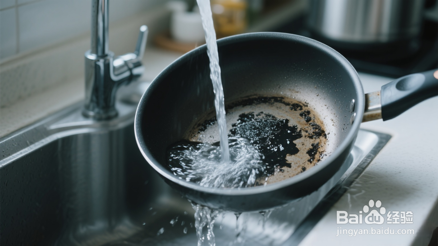 怎样彻底清理锅底的黑垢?