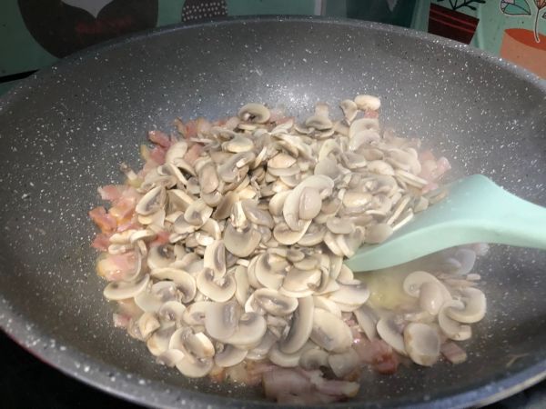 奶油培根蘑菇虾仁玉米意面