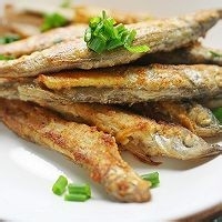 如何制作美味的香煎多春鱼