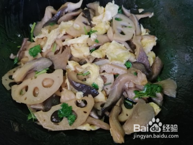 蘑菇藕片炒鸡蛋的做法