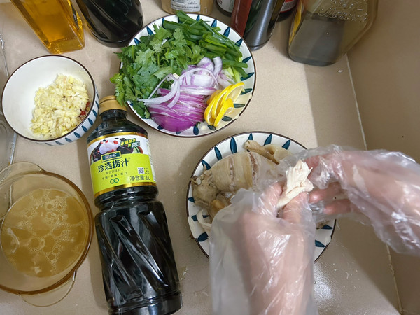 捞汁柠檬手撕鸡腿肉