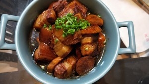 食补养生茭白红烧肉的做法