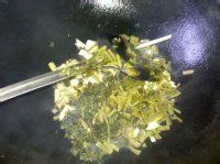 雪菜焖面的做法