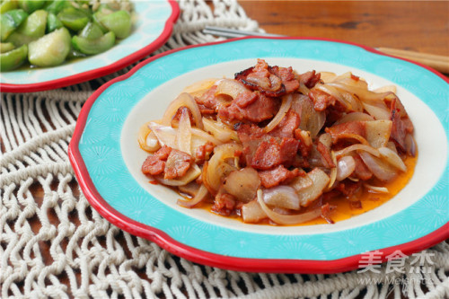 洋葱炒培根的做法