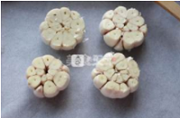 用微波炉烤出美味可口的黑胡椒烤大蒜