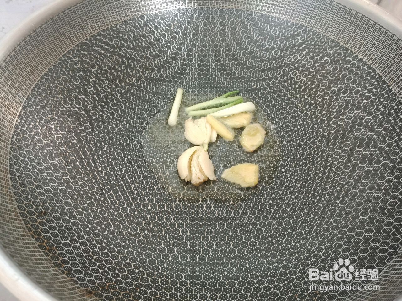 如何做出红萝卜炖鸡爪