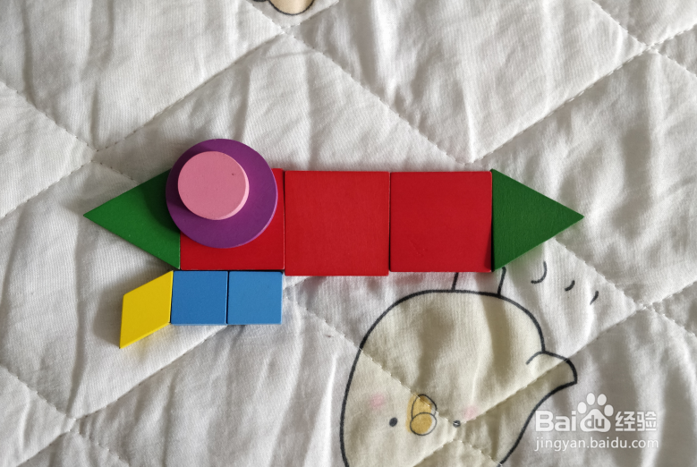 用几何形状积木怎么拼一条细长的海鱼?