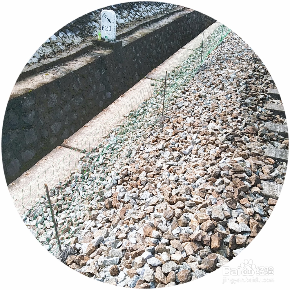 作业区域与铁路线路之间隔离栏的设置要求?