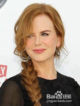 生活中美法式麻花辫的盘法 如何快速盘出麻花辫